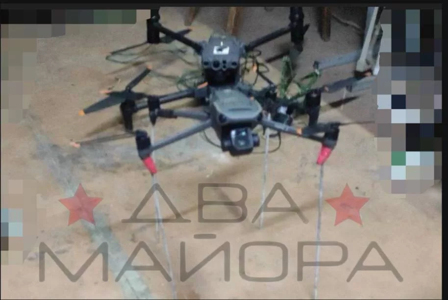 Убийца мавиков. Наш дрон подлетает сверху и опускается своими специально сделанными "ножками" на винты дрона противника , тем самым нейтрализует управление