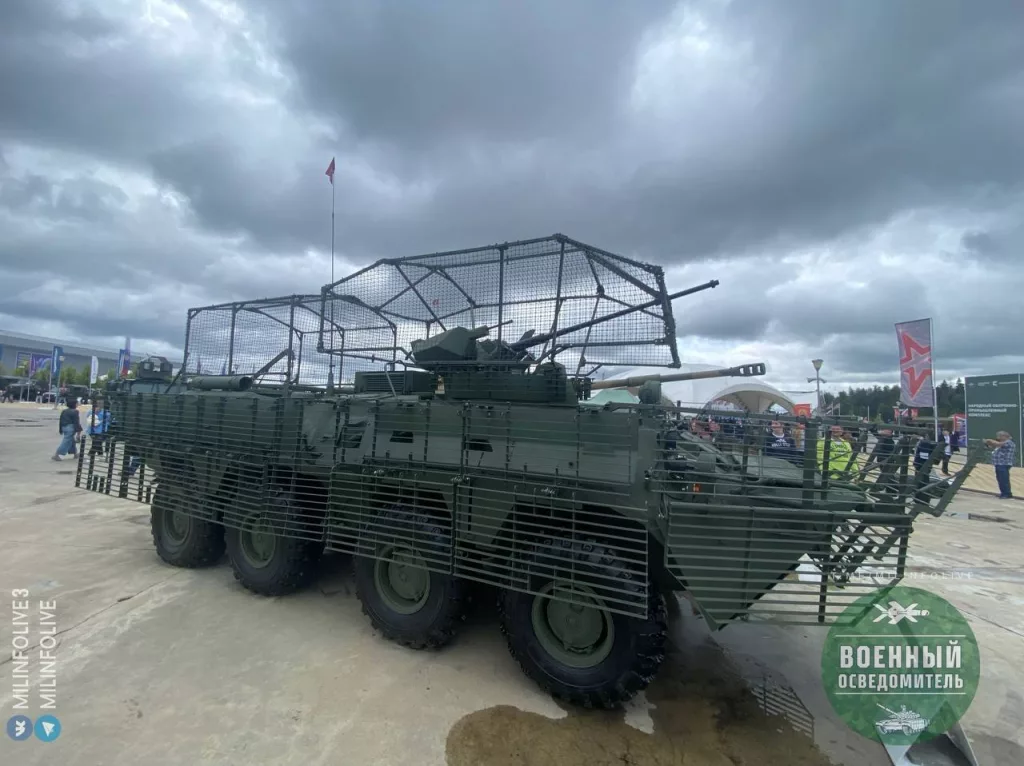 БТР-82А со штатным комплектом защитных экранов заводского производства, а также антидроновыми защитными козырьками, включая защиту моторного отсека