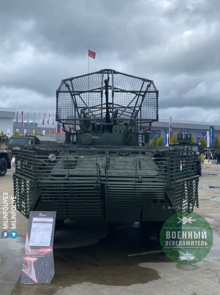 БТР-82А со штатным комплектом защитных экранов заводского производства, а также антидроновыми защитными козырьками, включая защиту моторного отсека