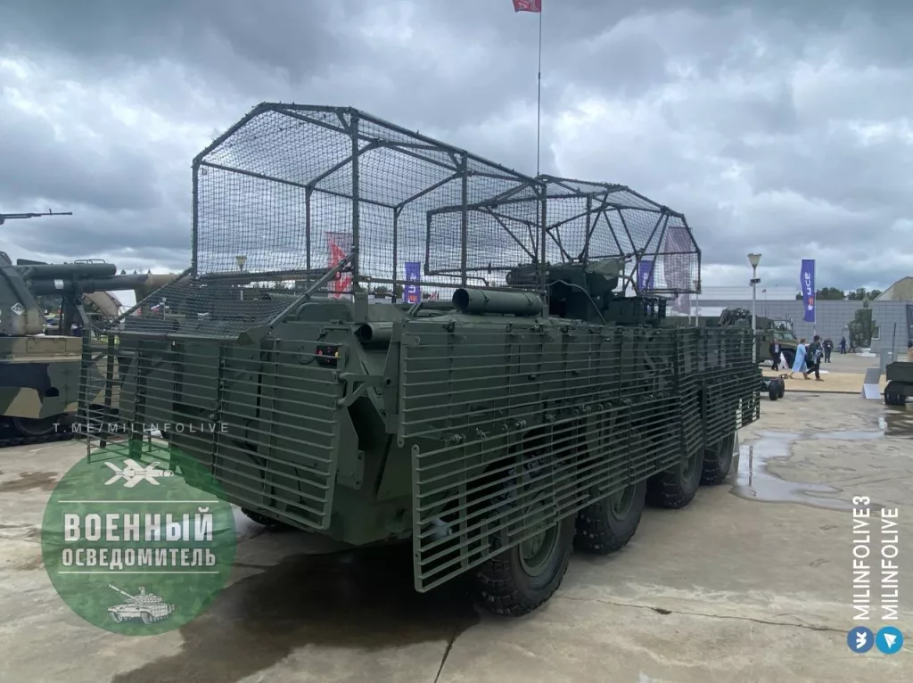 БТР-82А со штатным комплектом защитных экранов заводского производства, а также антидроновыми защитными козырьками, включая защиту моторного отсека