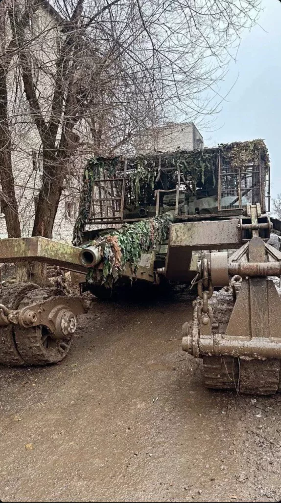 Т-62М с тралом КМТ-5 и комплектом средств защиты верхней полусферы