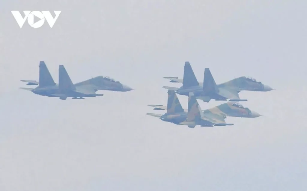 Демонстрационные полеты самолетов Су-30МК2 ВВС Вьетнама на международной выставке вооружения и военной техники "Vietnam Defence Expo 2024" в Ханое