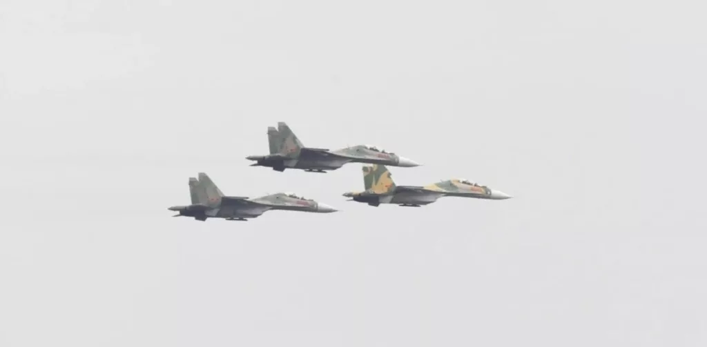 Демонстрационные полеты самолетов Су-30МК2 ВВС Вьетнама на международной выставке вооружения и военной техники "Vietnam Defence Expo 2024" в Ханое