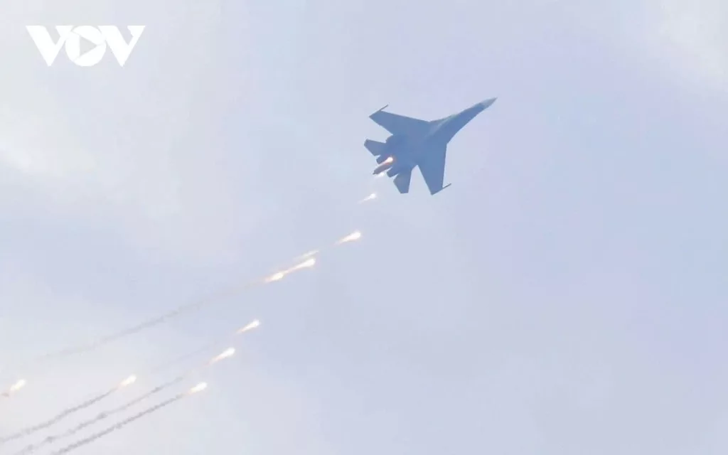 Демонстрационные полеты самолетов Су-30МК2 ВВС Вьетнама на международной выставке вооружения и военной техники "Vietnam Defence Expo 2024" в Ханое