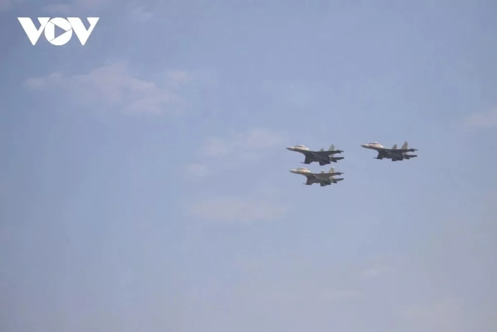 Демонстрационные полеты самолетов Су-30МК2 ВВС Вьетнама на международной выставке вооружения и военной техники "Vietnam Defence Expo 2024" в Ханое