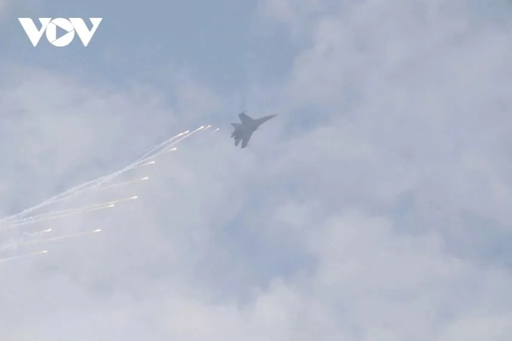 Демонстрационные полеты самолетов Су-30МК2 ВВС Вьетнама на международной выставке вооружения и военной техники "Vietnam Defence Expo 2024" в Ханое