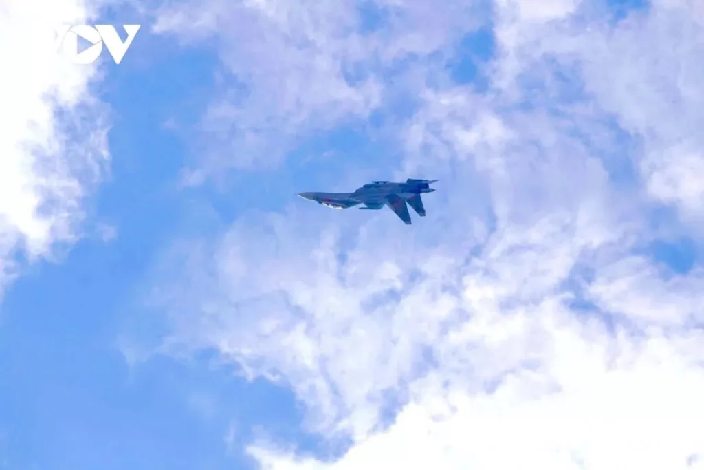 Демонстрационные полеты самолетов Су-30МК2 ВВС Вьетнама на международной выставке вооружения и военной техники "Vietnam Defence Expo 2024" в Ханое