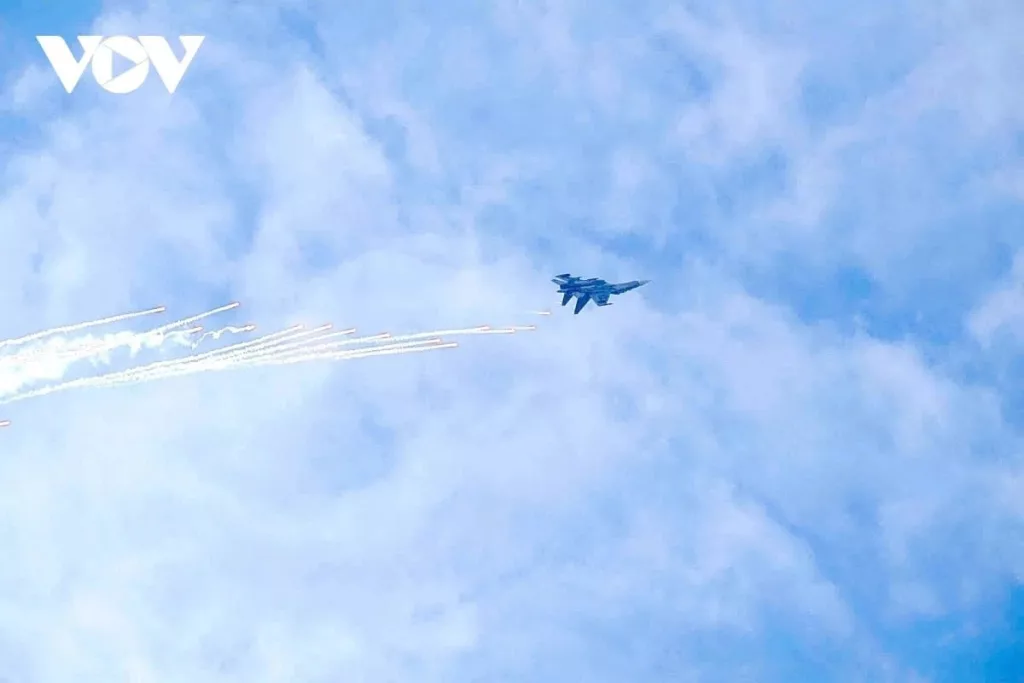 Демонстрационные полеты самолетов Су-30МК2 ВВС Вьетнама на международной выставке вооружения и военной техники "Vietnam Defence Expo 2024" в Ханое