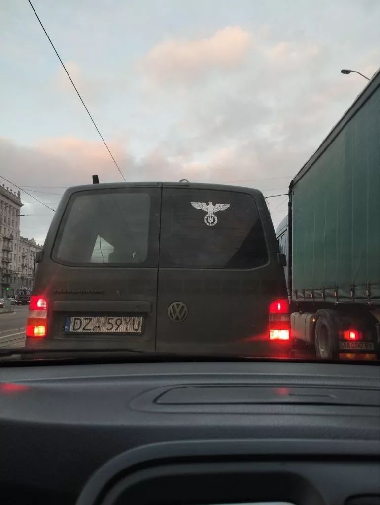 Арийцы в Днепропетровске. Если что, это не эмблема Армани