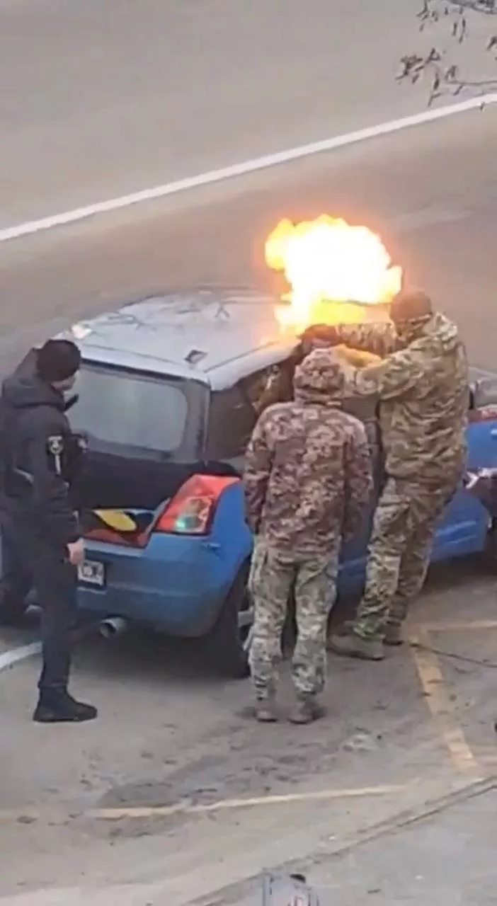 Ничего необычного, просто ТЦК закачивают газ в салон автомобиля гражданина Украины, чтобы выкурить добровольца и отправить доблестно на фронт