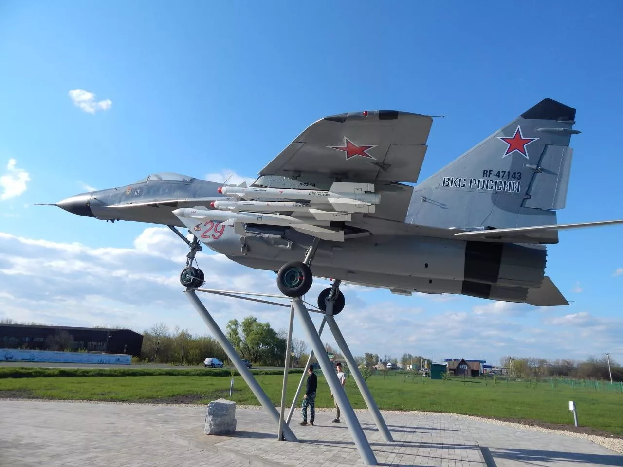 В Судже Курской области украинские солдаты сняли видео на фоне обломков памятника истребителю МиГ-29, находившегося на северной окраине города