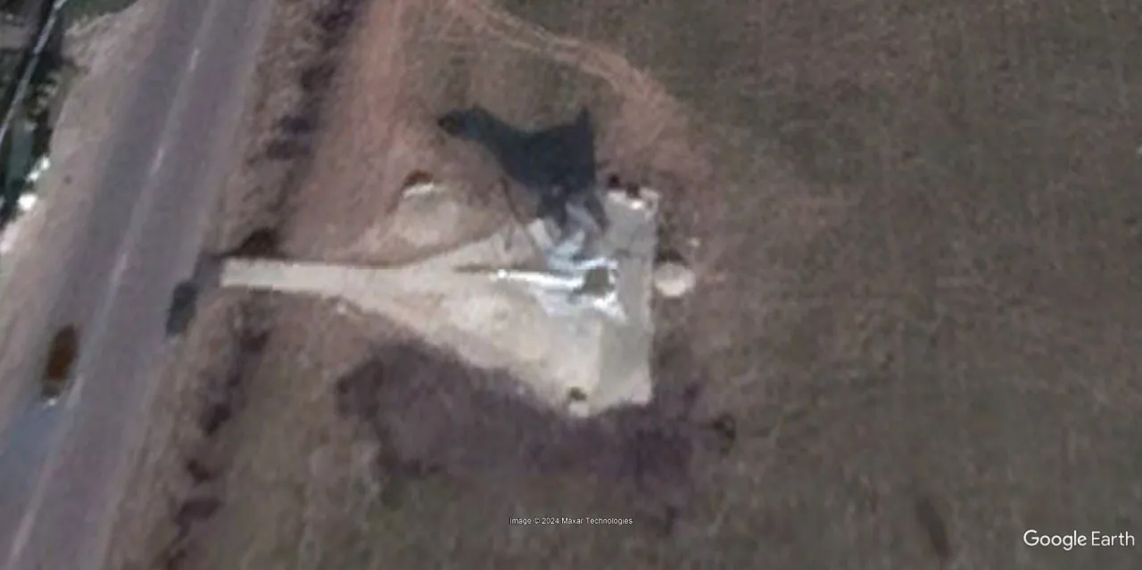 В Судже Курской области украинские солдаты сняли видео на фоне обломков памятника истребителю МиГ-29, находившегося на северной окраине города