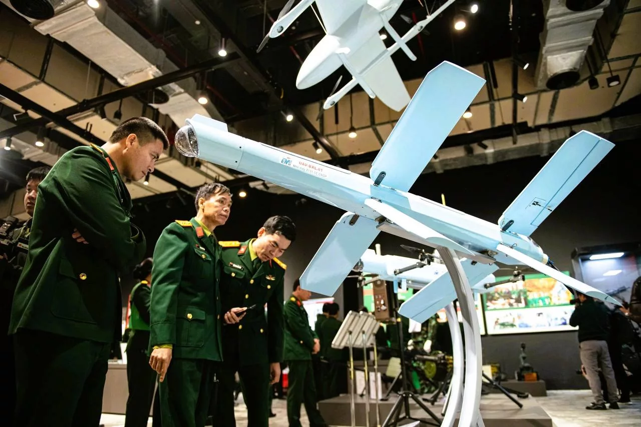 Вьетнамский барражирующий боеприпас BXL.01 производства оружейного предприятия Z131 Главного управления оборонной промышленности, на выставке вооружений Vietnam Defence Expo 2024 в Ханое