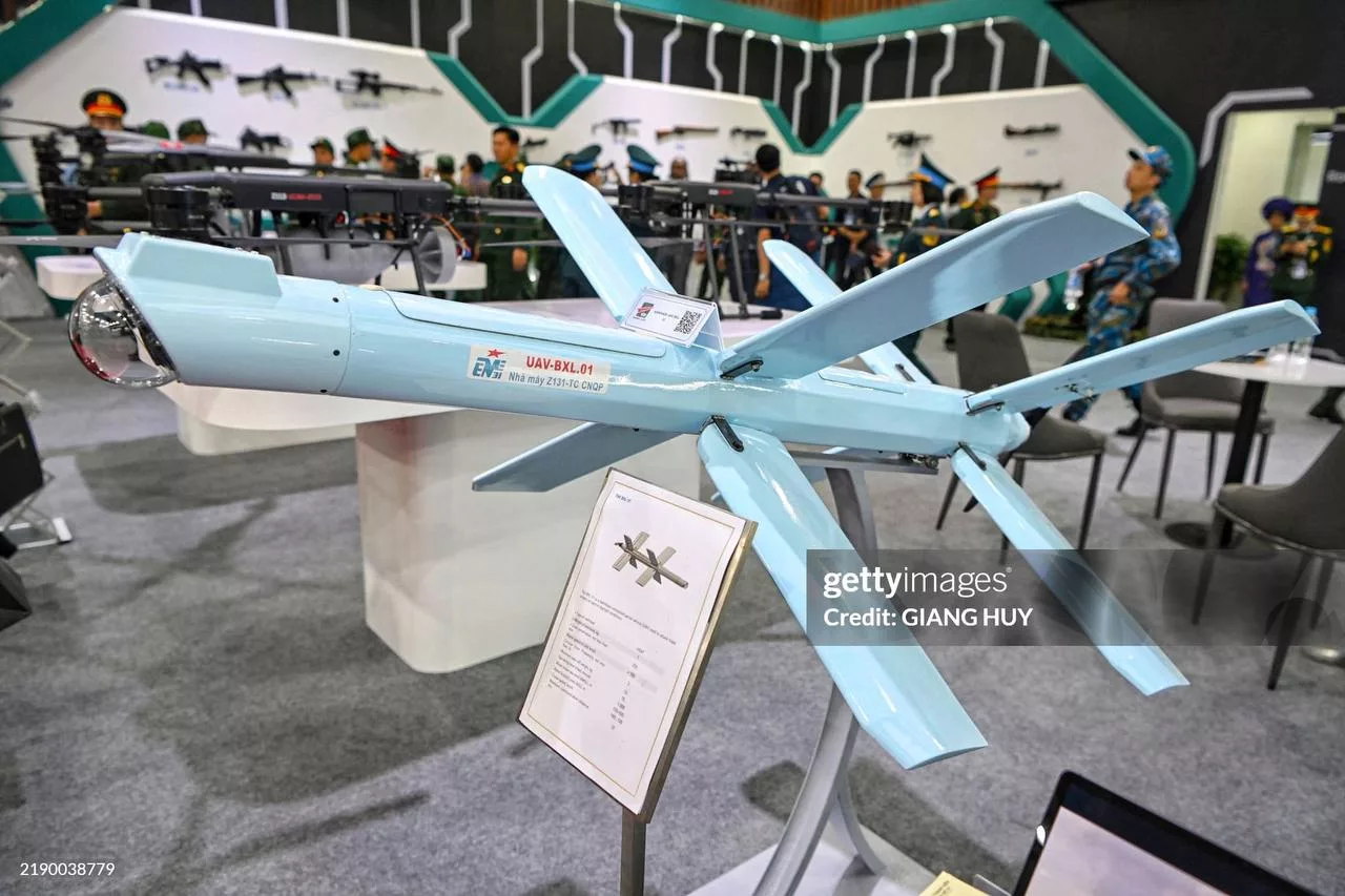 Вьетнамский барражирующий боеприпас BXL.01 производства оружейного предприятия Z131 Главного управления оборонной промышленности, на выставке вооружений Vietnam Defence Expo 2024 в Ханое