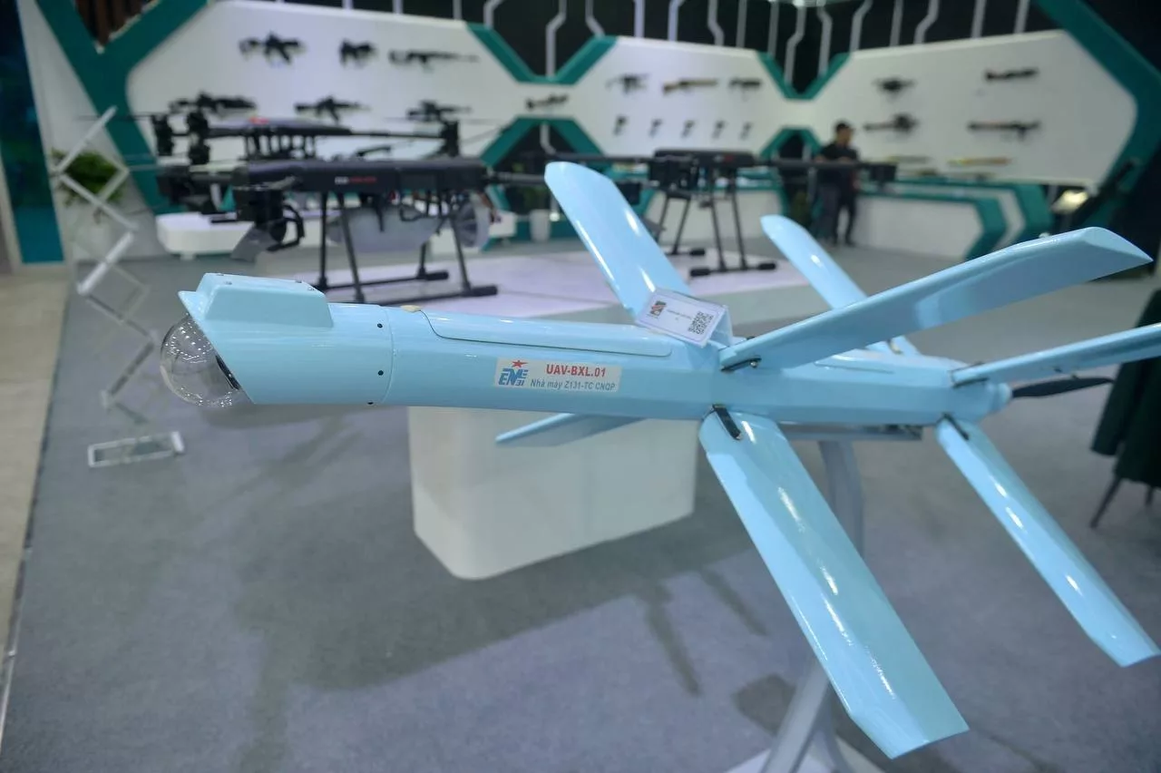 Вьетнамский барражирующий боеприпас BXL.01 производства оружейного предприятия Z131 Главного управления оборонной промышленности, на выставке вооружений Vietnam Defence Expo 2024 в Ханое