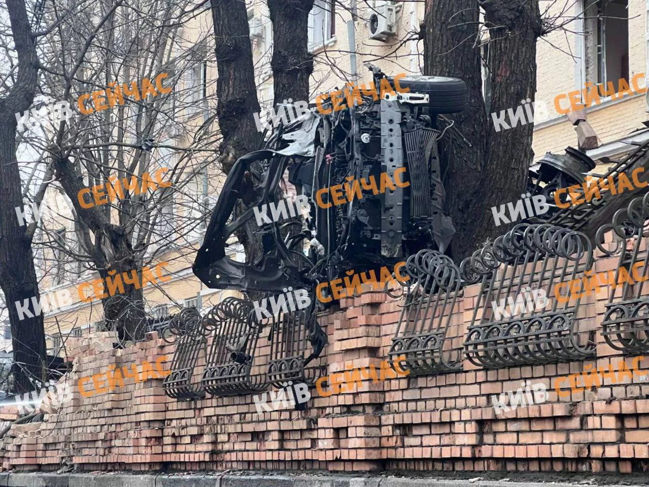 Последствия мощного ночного прилета в Киеве