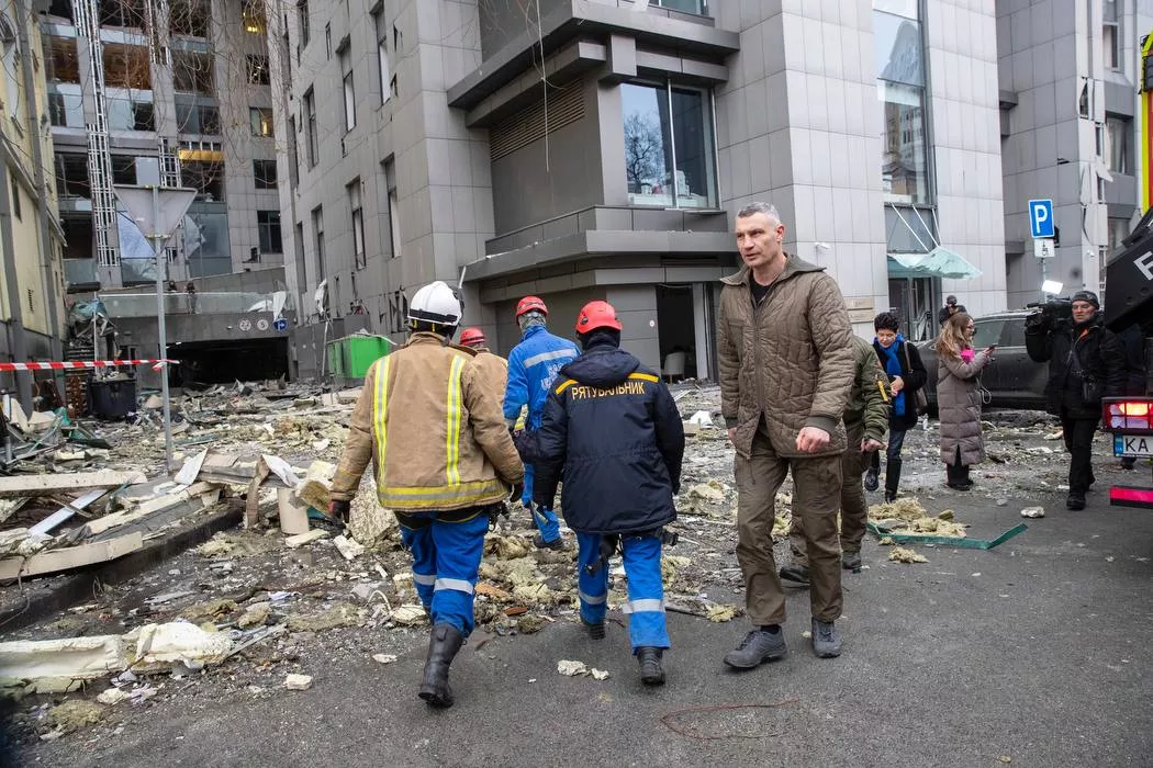 Кличко показывает последствия работы украинской ПВО. Киев