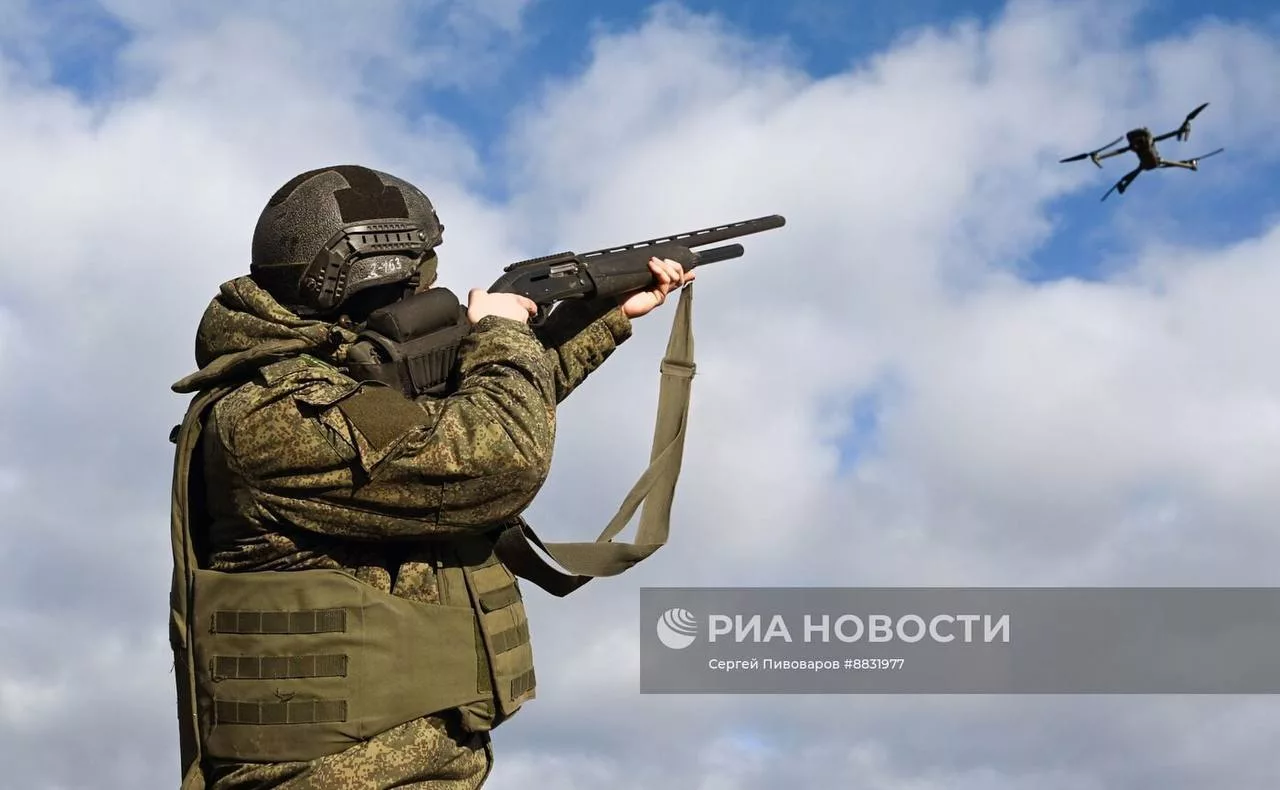 На одном из полигонов в Ростовской области военнослужащие проходят подготовку по противодействию БПЛА перед отправкой в зону проведения СВО