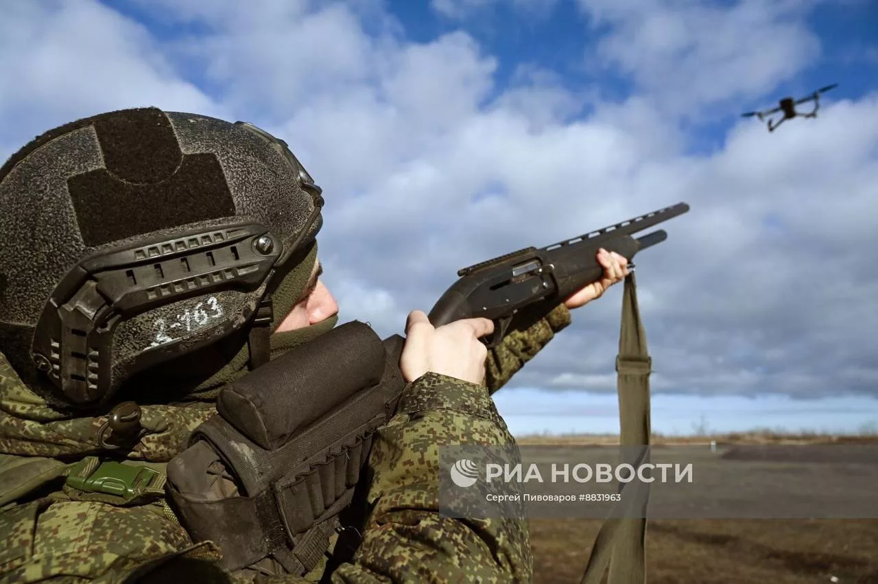 На одном из полигонов в Ростовской области военнослужащие проходят подготовку по противодействию БПЛА перед отправкой в зону проведения СВО