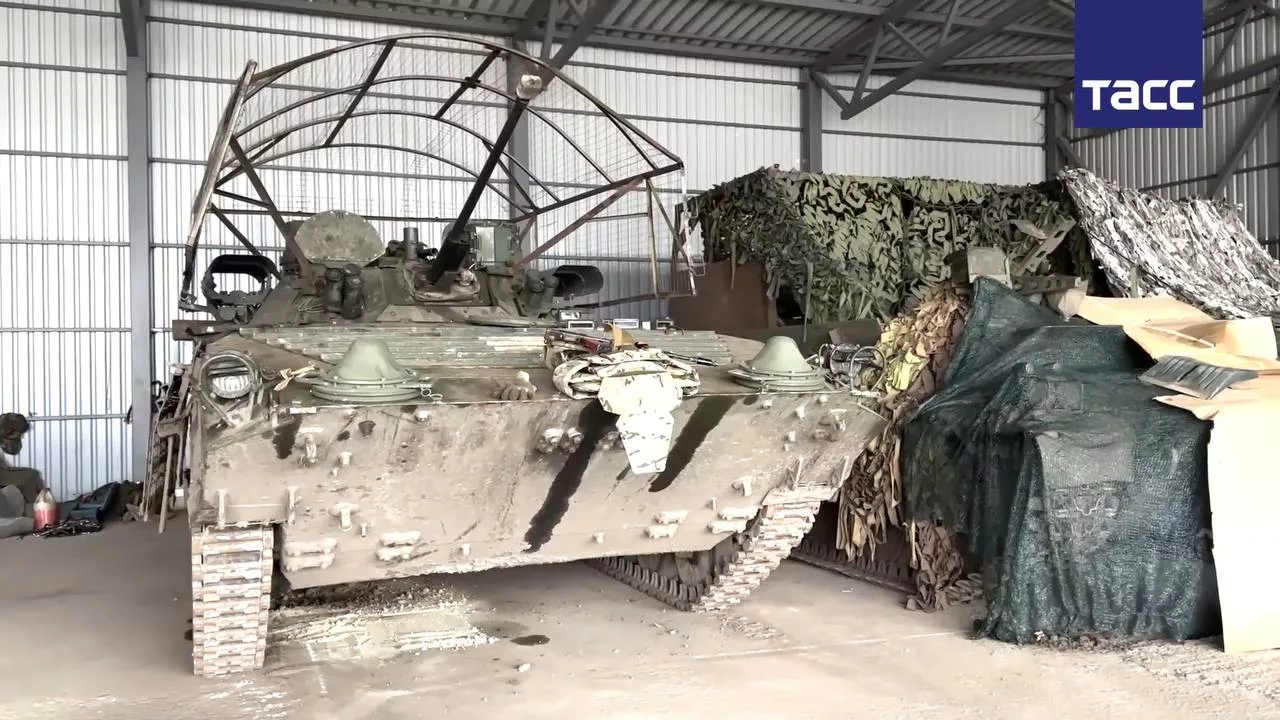 БМП-2М с боевым модулем Б05Я01 «Бережок», «титьками» системы РЭБ «Волнорез» и самопальным «мангалом» добровольческого отряда БАРС-22 «Тигр» в Курском приграничье