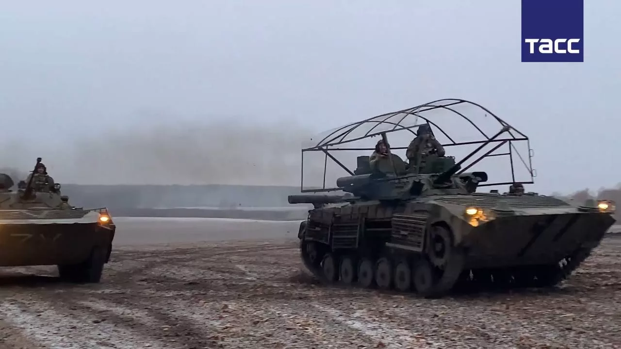БМП-2М с боевым модулем Б05Я01 «Бережок», «титьками» системы РЭБ «Волнорез» и самопальным «мангалом» добровольческого отряда БАРС-22 «Тигр» в Курском приграничье