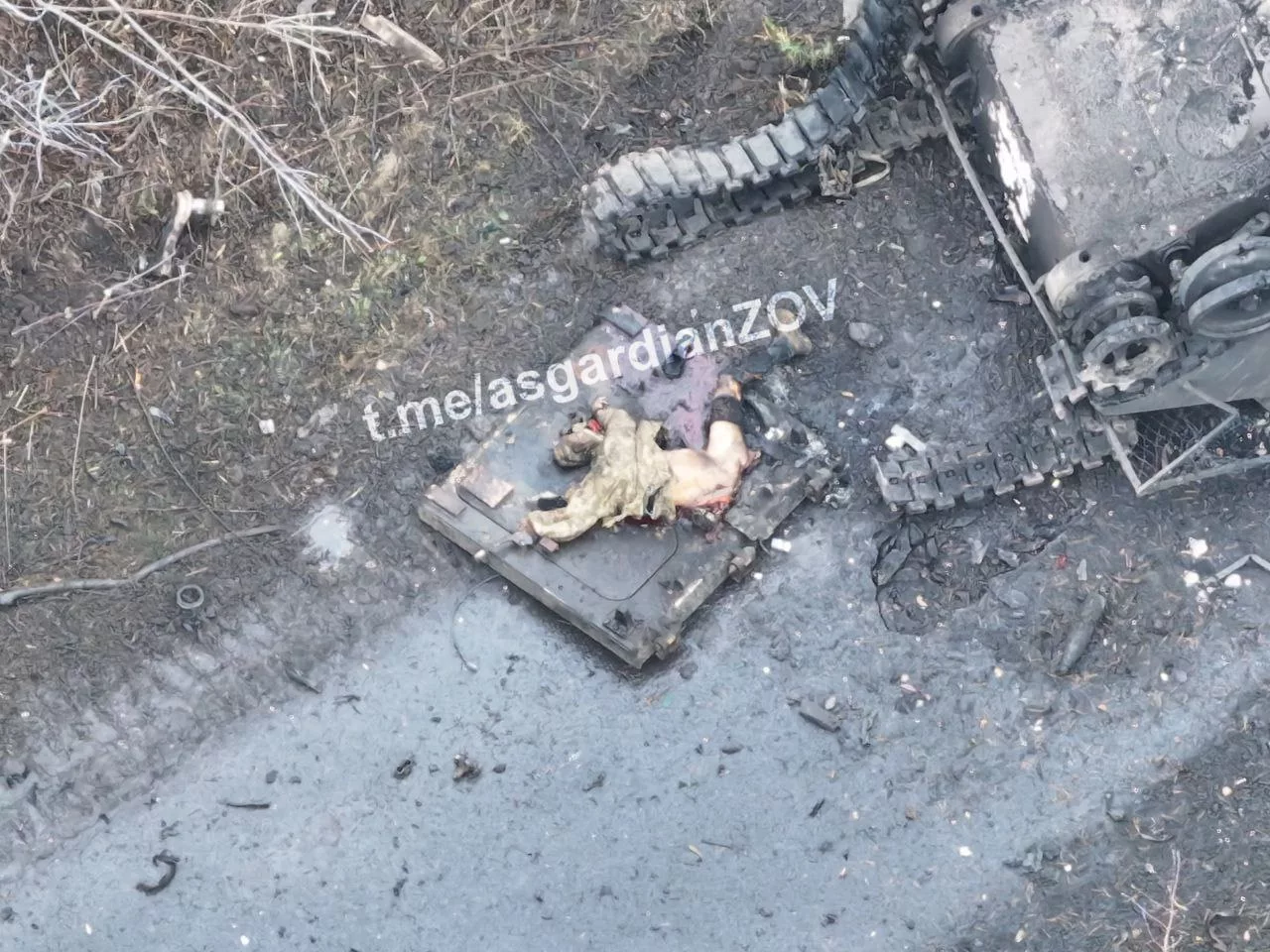 Штурмовики воздушно-десантных войск на Курском направлении, приподняли БМП Брэдли на танковой мине