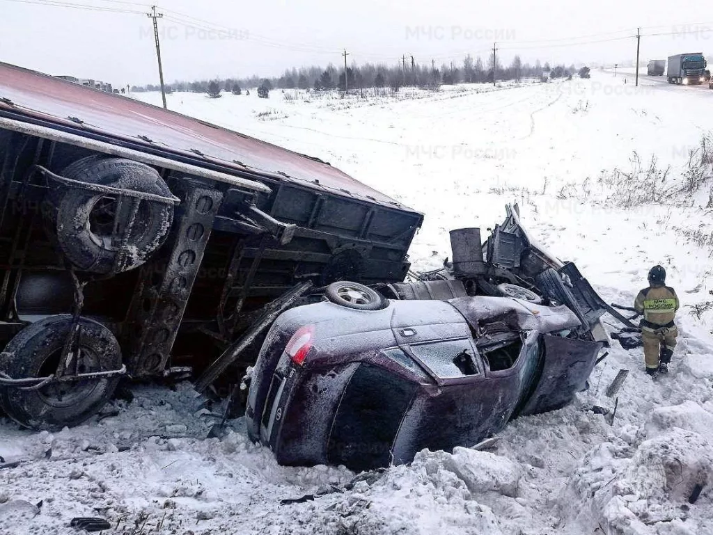 Жёсткое ДТП с тремя большегрузами и легковушкой произошло в Тюменской области