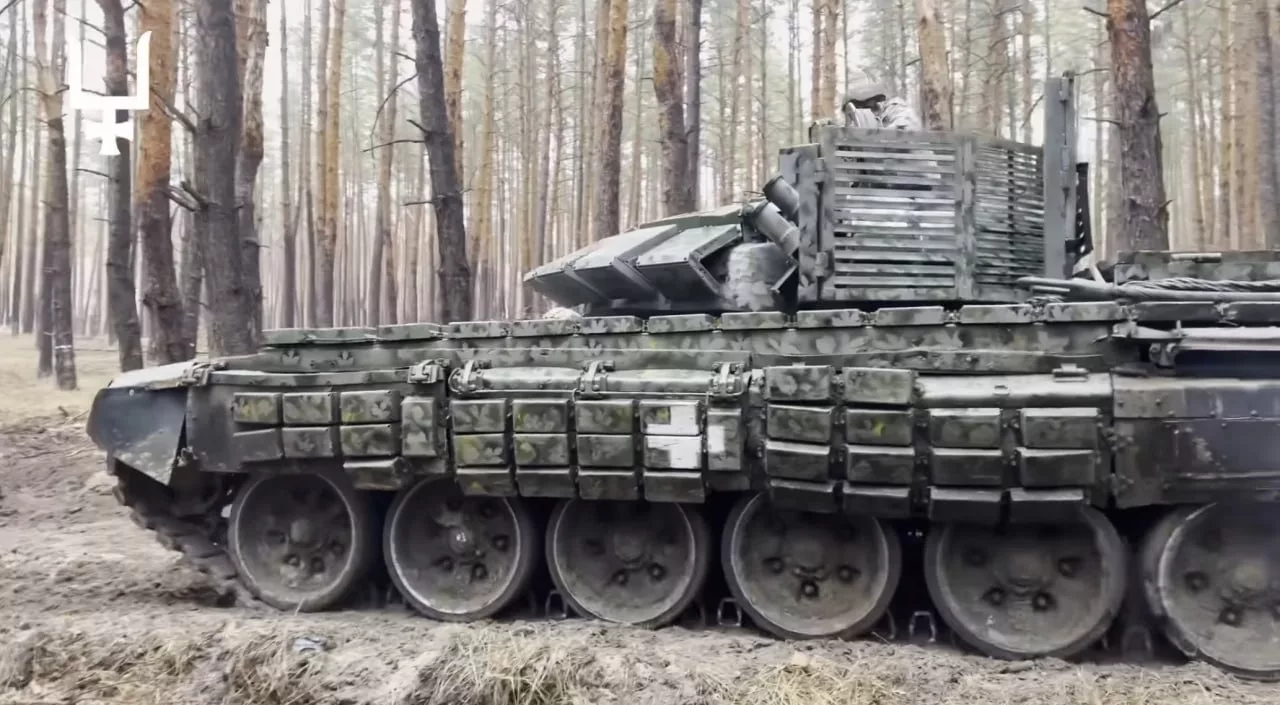 Противник демонтировал орудие у трофейного Т-72Б3, чем превратил танк в эрзац-БРЭМ