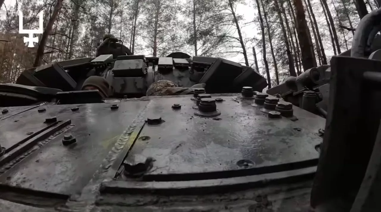 Противник демонтировал орудие у трофейного Т-72Б3, чем превратил танк в эрзац-БРЭМ