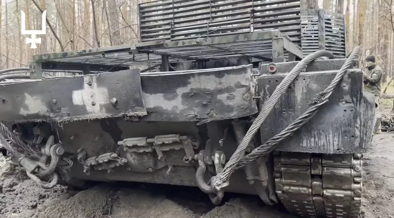 Противник демонтировал орудие у трофейного Т-72Б3, чем превратил танк в эрзац-БРЭМ