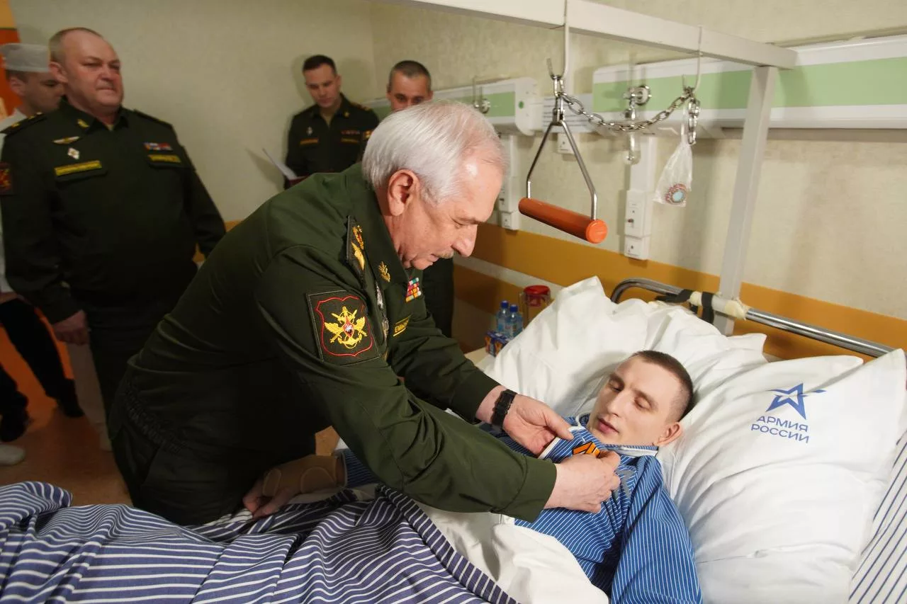 Замминистра обороны генерал армии Виктор Горемыкин вручил награды участникам СВО в госпитале им. Мандрыка