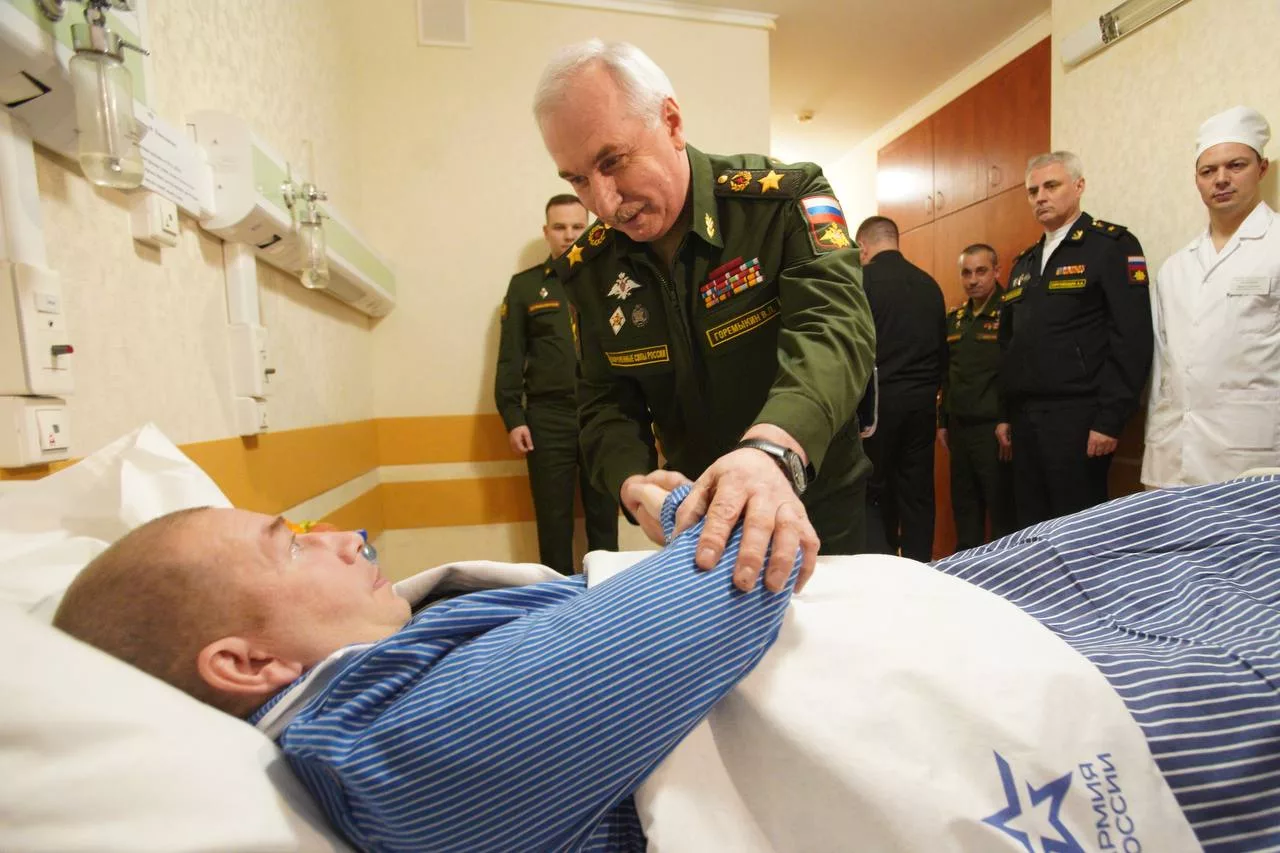 Замминистра обороны генерал армии Виктор Горемыкин вручил награды участникам СВО в госпитале им. Мандрыка