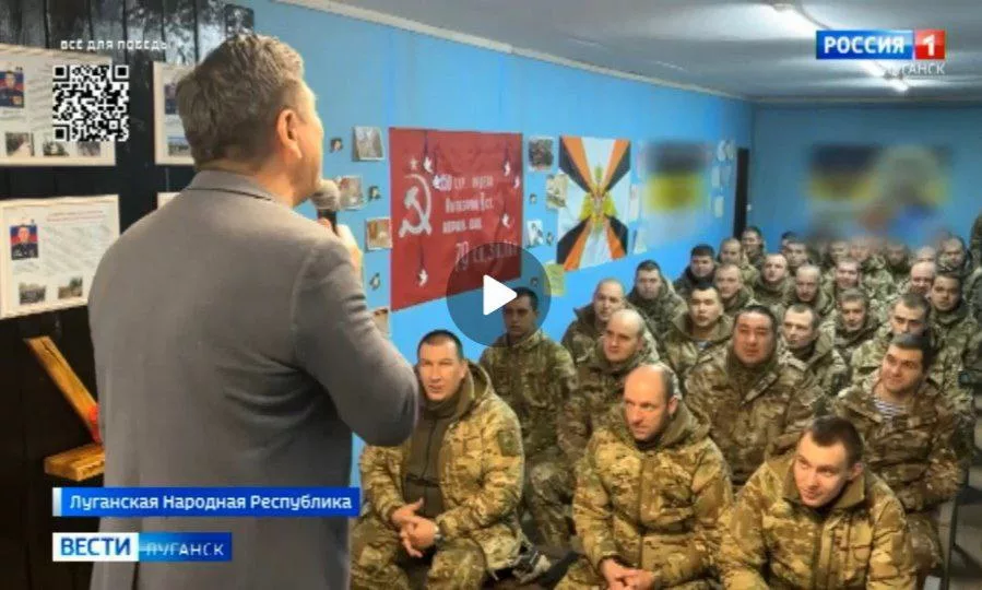 На телеканале России-1 флаг Российской Империи с гербом был демонстративно заблюрен