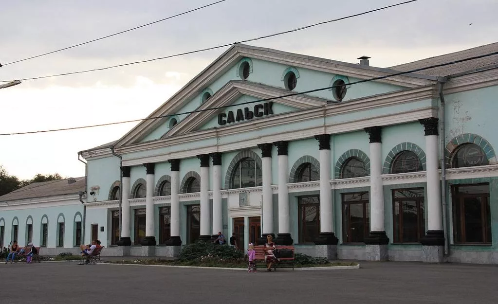 В Ростовской области у состава на железной дороге обнаружили сразу 10 неопознанных предметов, примотанных к колёсам локомотива