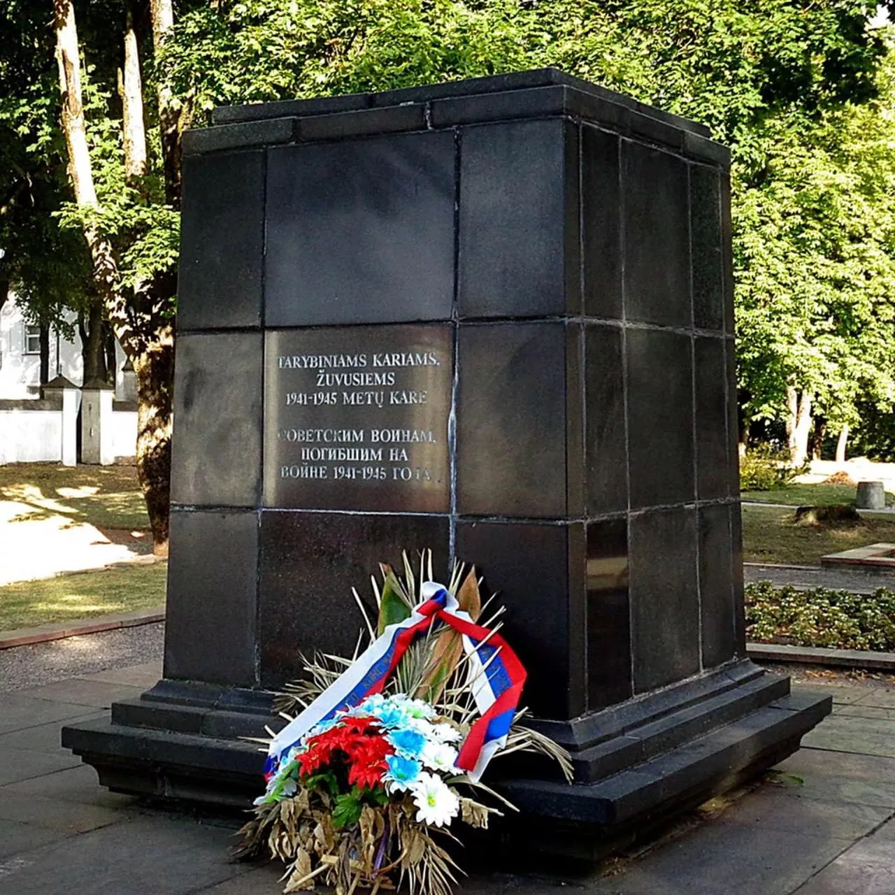 Кладбище советских воинов-освободителей в городе Шяуляй (Литва) якобы пропагандирует «тоталитарные и авторитарные режимы». Его планируют убрать летом 2025 года