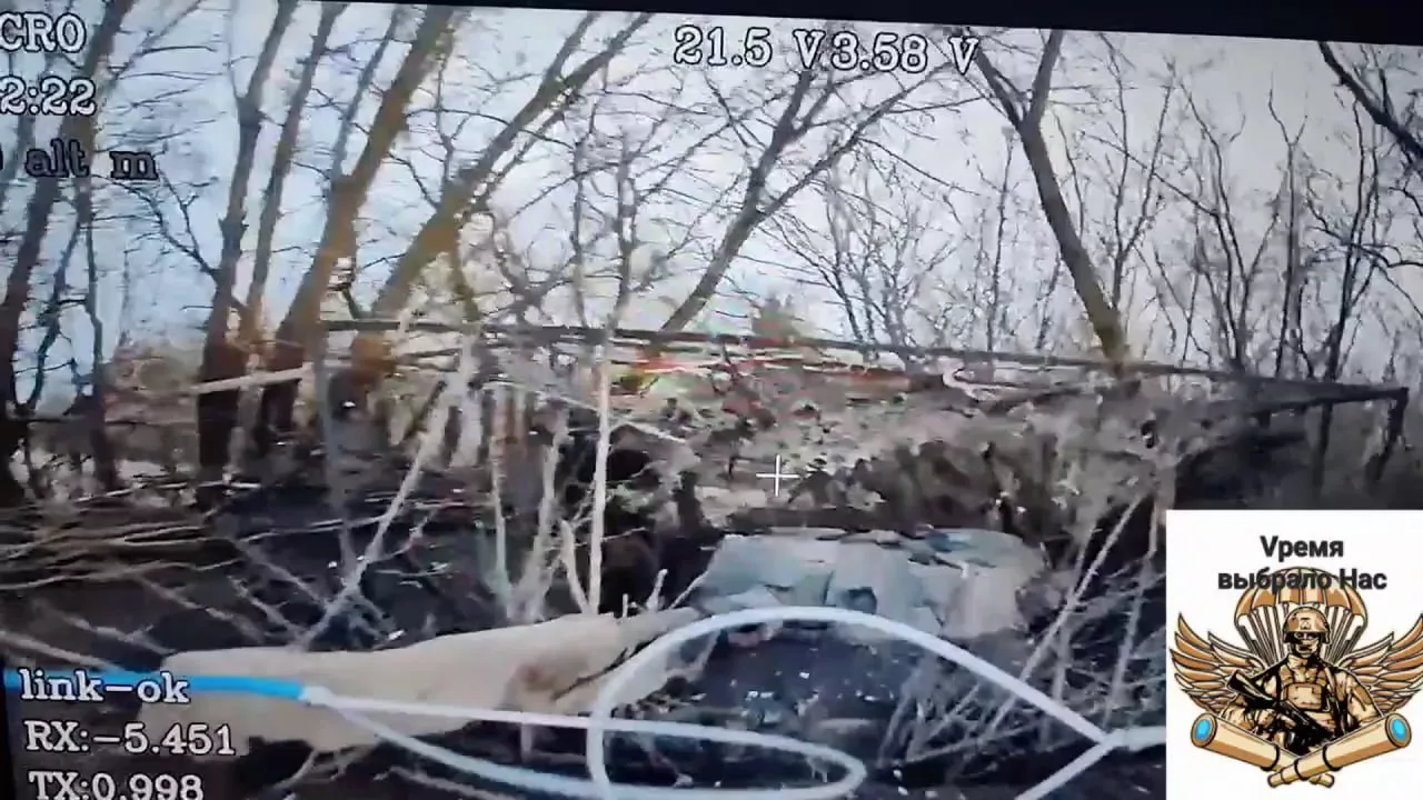 Уничтожение украинской 122-мм САУ 2С1 "Гвоздика" ударом пары FPV-дронов на оптоволокне, село Лебедевка Суджанского района Курской области