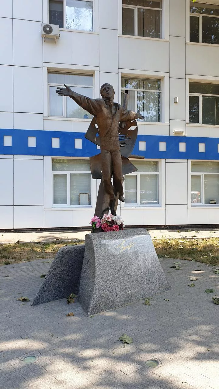 В Одессе ночью демонтировали памятник Высоцкому возле киностудии, утверждают местные каналы и публикуют видео