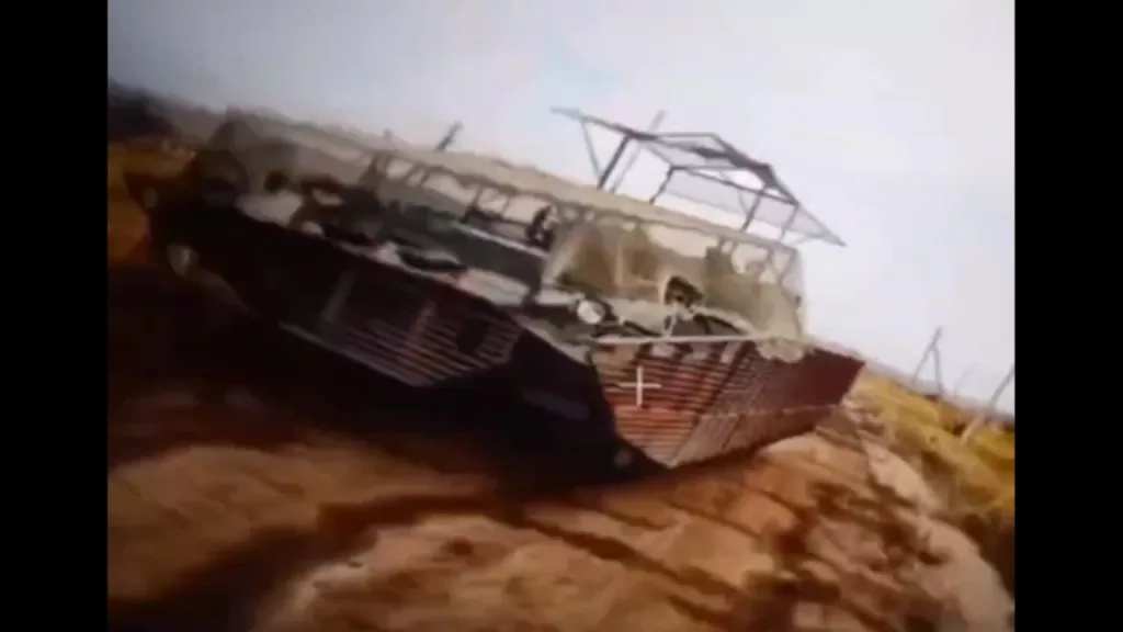 Сразу три FPV-дрона на оптоволокне подряд настигли обрешеченную украинскую БМП-2