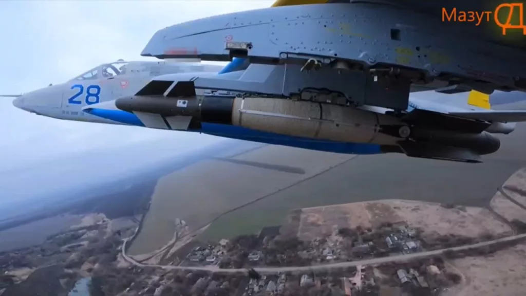 Если проанализировать кадры пусков AASM-250 Hammer с украинских Су-25, то происходит это по ожидаемой схеме - штурмовик уходит с набором высоты и бросает авиабомбу с кабрирования, после чего резко снижается обратно для минимизации времени нахождения "в прицеле" ЗРК