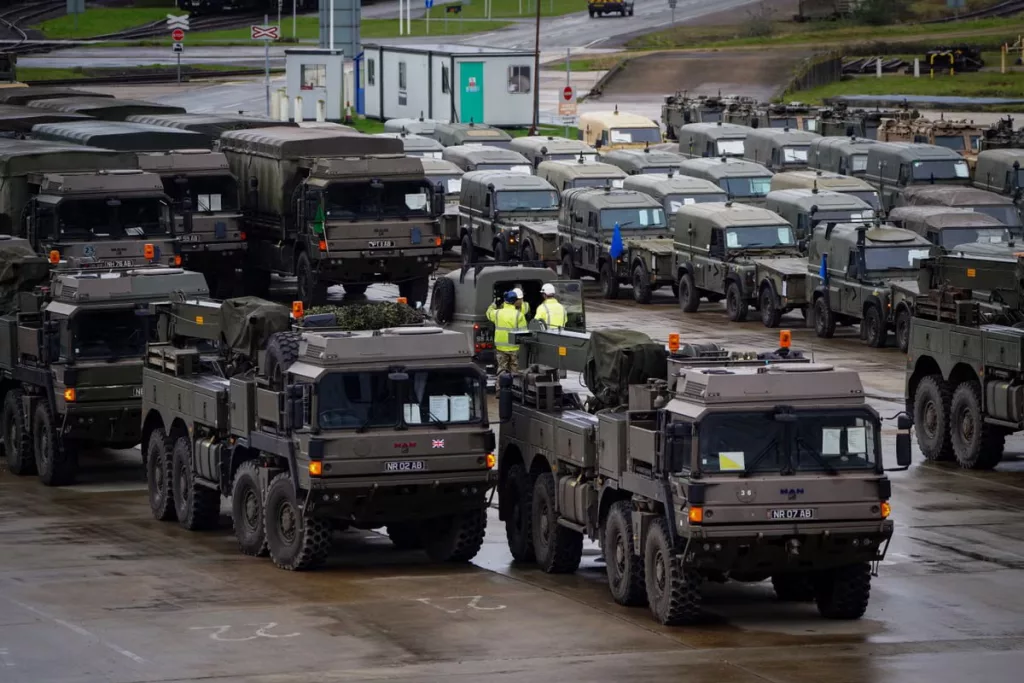 Погрузка британской военной техники в порту Марчвуд в ходе учений NATO Steadfast Dart-25 для последующей переброски в Румынию