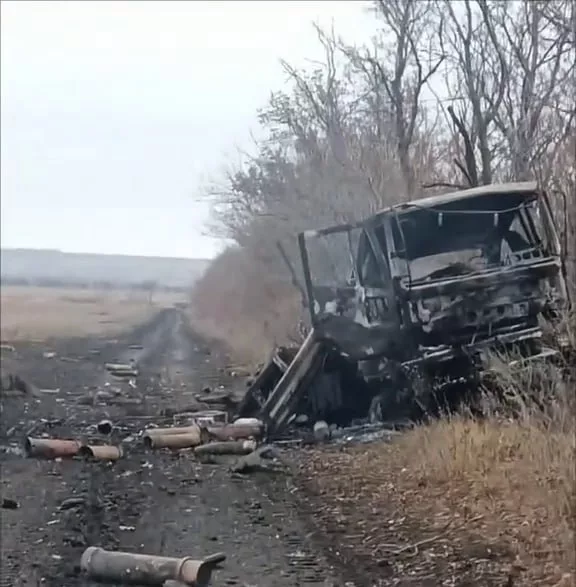 Видео со стороны противника. Уничтоженный грузовик Daewoo Novus ВСУ где-то на фронте