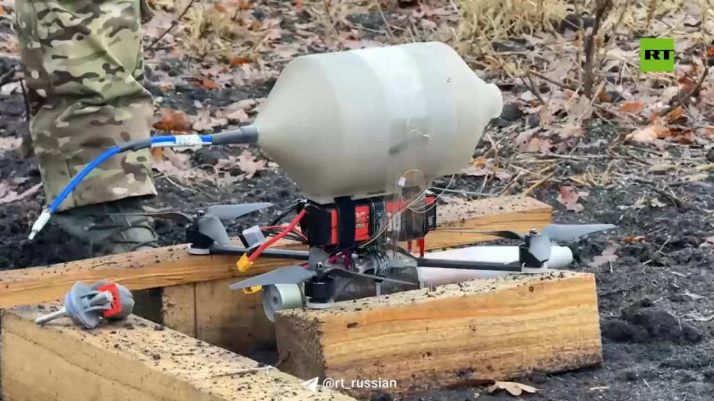 Подготовка и работа FPV-дронов на оптоволокне добровольческого отряда спецназначения «Анвар» по противнику в Курской области