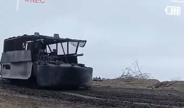 Российская БМП-3 с антидроновым навесом, системой РЭБ и резинотканевыми экранами поверх противокумулятивных решеток