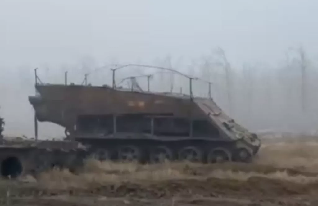 Когда-то это был танк Т-62, но из-за отсутствия хорошо бронированных гусеничных бронетранспортеров для доставки пехоты, он превратился в некое самодельное подобие такого транспортера