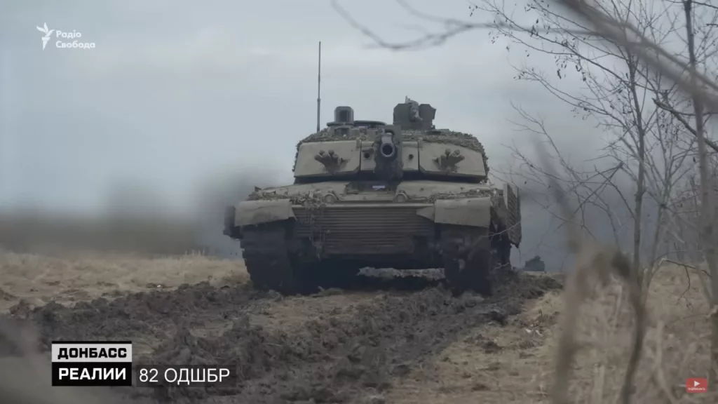 Британские танки Challenger 2 из состава 82-й ОДШБр ВСУ и шведские БТР Pbv 302 из состава 36-й ОБрМП ВМСУ в Курской области