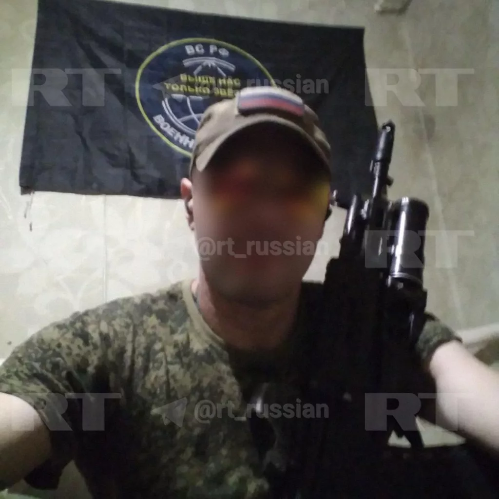 Российский боец с тяжёлыми ранениями десять дней ползком выбирался к своим. Чтобы выжить, он пил росу