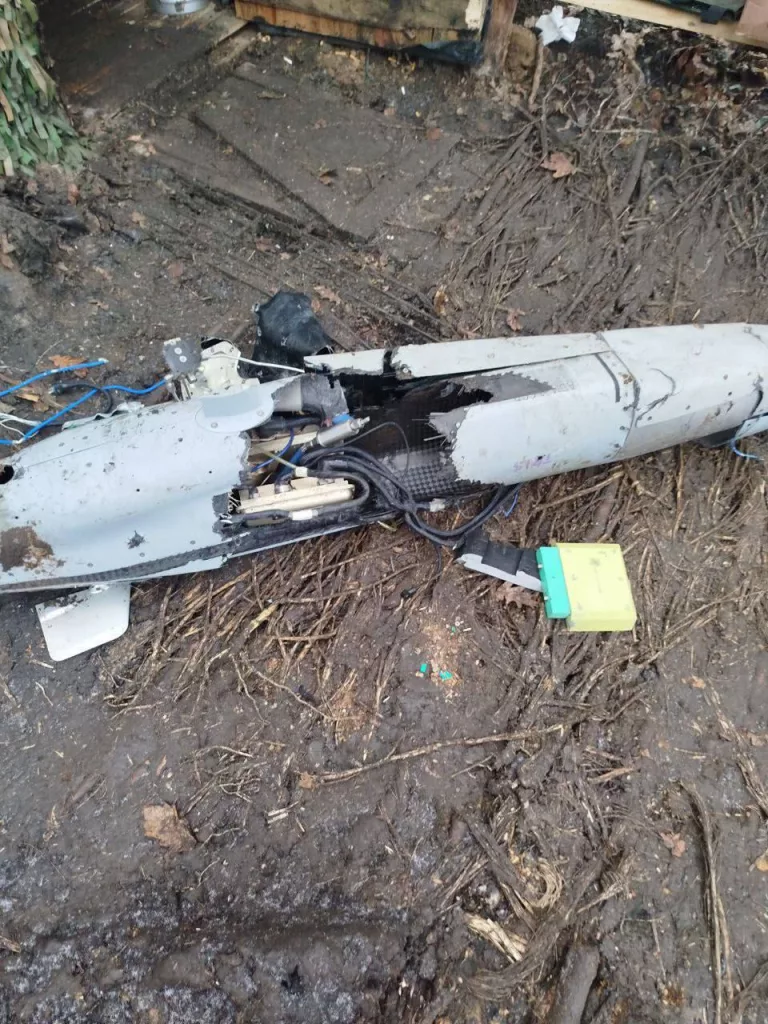Обломки сбитой американской ракеты-приманки ADM-160B MALD, которая использовалась для отвлечения средств ПВО во время недавнего ракетного удара ВСУ по территории России