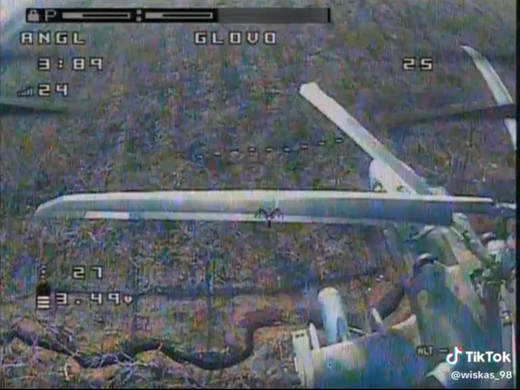 Опасно близко: Украинский FPV-дрон подлетает вплотную в попытке сбить ударный вертолёт Ка-52 "Аллигатор" ВКС России