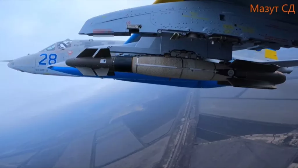 Если проанализировать кадры пусков AASM-250 Hammer с украинских Су-25, то происходит это по ожидаемой схеме - штурмовик уходит с набором высоты и бросает авиабомбу с кабрирования, после чего резко снижается обратно для минимизации времени нахождения "в прицеле" ЗРК