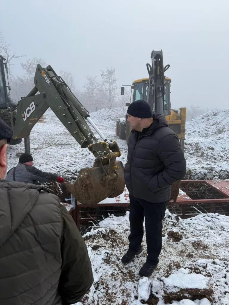 Днепропетровская область продолжает усиленно окапываться. Линия фронта от них теперь находится в менее, чем 7км